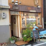 こちかぜ - JR大阪環状線玉造駅から徒歩7分の「こちかぜ」さん
            2005年開業、店主さんと女性スタッフ1人の2名体制
            木板張り壁&磨りガラス壁、水色のぺスパと鉢植え、和というよりも昭和レトロな感じがする佇まい