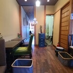 こちかぜ - 葦組み天井、黄土色の土壁、木板張り床、昭和の民家を改装した和レトロ感のある空間、BGMは洋楽
            手前の部屋にテーブル5席×1卓、奥にテーブル5席×1卓、カウンター2席、丸テーブル2席×1卓の合計14席