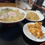 香味徳 赤碕店 - Bセット(牛骨ラーメン並+半炒飯+鶏唐揚げ) 1,300円