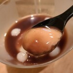 こちかぜ - 豆乳プリン《濾餡》(税込500円)
            小さな白玉団子7個&液状漉餡が掛けられた豆乳プリン
            コクのある濃いめの甘み、白玉団子のモッチリとした食感、とろとろな豆乳プリンのしっとりした甘みが絡みあっています