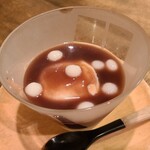 こちかぜ - 豆乳プリン《濾餡》(税込500円)
            小さな白玉団子7個&液状漉餡が掛けられた豆乳プリン
            コクのある濃いめの甘み、白玉団子のモッチリとした食感、とろとろな豆乳プリンのしっとりした甘みが絡みあっています