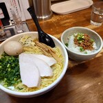 麺や いつき - 料理写真:鶏塩ら～めん 980円、大盛 150円(税込)、
トッピングくずれ煮玉子 70円(税込)、ピリ辛そぼろ丼350 円(税込)