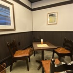 きのえね - カーテン向こうの奥の席に。