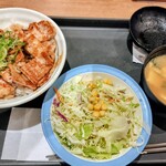 松屋 - 料理写真:炙りロースの十勝豚丼並盛り830円にサラダ150円と味噌汁を豆腐入りに変更50円。