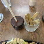 びっくり亭 - 木の棒を敷いて傾斜をつける