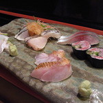 丸萬寿司 - 2014.11)お造り・右上のイワシの磯部巻きが最高