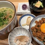 おでん 鳥料理 おぐ羅 - ピリ辛そぼろご飯とミニ鶏白湯素ラーメン