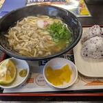 資さんうどん - うどんとしそおにぎり