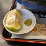 資さんうどん - 薬味、かぼす（大分産）、柚子胡椒