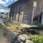 ばったり - 店の横