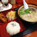 ラーメン ももち家 - ラーメン定食　680円
      
      ラーメン・ごはん・唐揚げ・ミニサラダ付き。