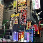 ほうなん酒場　はだか電球 - お店の入り口はビルの壁側にあのでパッと見では判りづらいですが、一度覚えると色々な看板がワチャワチャある場所なので忘れないと思います。