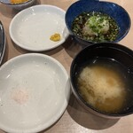 とんかつ 神楽坂 さくら - シジミ汁、塩、からし(2025年11月15日撮影)