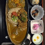 旧ヤム邸 - ３種盛　左　さつまいも溶け込むココナッツ牛豚キーマ　真ん中　ひよこ豆の中東風鶏キーマ
            砂肝とピーマンのマサラのせ　右　鰆の甘酒トマトカレー