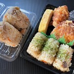 鳥開総本家 - 料理写真:鳥飯おにぎり2個496円、鳥飯おにぎり弁当637円