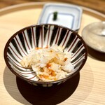 温石 - 珍しく、２回お代わりして計３杯(^^)
      一杯目は桜海老の香ばしさが立ちますが、時間とともに海老がしんなりして、かつ、味もごはんに馴染んでどんどん美味しくなる。
      最高です♪