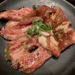 七輪房 岩槻城南店 - 左側が中落ちカルビで右がロース