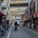 まるよし - 首都高と山の手通りが見えると直ぐです。