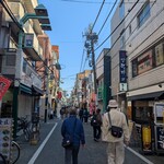 まるよし - 活気がある商店街。