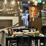 ベトナム料理 SEN - ベトナムの人たちもココナツジュースが好き。ただし、11月ですが