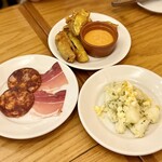 バル ポルティージョ - タパス3種
・ハモンセラーノとチョリソー
・スペイン風ポテトサラダ
・茄子のフリット