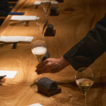 スカラ - 樹齢400年の楠木カウンターとワイン