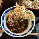 季節料理 手打蕎麦 よし田 - 料理写真:「温かいツユに半分浸ったエビと帆立のかき揚げ」