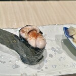 鮨・割烹 花絵巻 - ふぐの白子の軍艦。とろけるような白子に海苔の香ばしさが最高、贅沢な味わい。