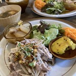 喫茶ムギ - 大根とおあげの煮物、じゃがいものクミン炒め、にんじんサラダ