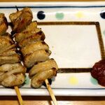 焼鳥日高 - 「かわ」（２本270円）の塩焼き