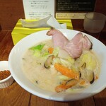 麺楽 軽波氏 - ★スパイシーちゃんぽん 1200円 麺は中太ふにゃふにゃ麺、キャベツ 人参 椎茸が 炒めてるだけでスープ も 不味い！スパイシー 感は一切なく 何がしたいのか不明！