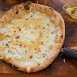 ハレルヤピザ - 4種のチーズピザ