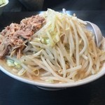 麺とび六方 - ラーメン中830円
      野菜普通
      背脂普通
      ニンニク普通
      
      食べきれなくて残しちゃった。
      次回は小で。