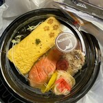 ねこのひたい - シャケ丼。味噌汁、海苔付きで650円！コスパもめちゃくちゃ◎ちょくちょく買いに行きます(⋆ᴗ͈ˬᴗ͈)”