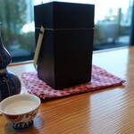 日本橋浅田 - お湯の入った黒い箱に入って出てくるお燗