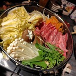 しなもん堂 - すき焼き〜！肉追加できるよ。