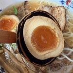 麺屋 大輔 - しお・特製（煮卵リフト）