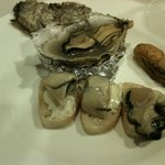 オーベルジュ・アンドラ・モンターニュ - 牡蠣のオードブル3種。カナッペが絶品です。