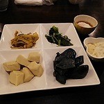 隠れや個室 とりで - 2014年11月25日のお惣菜。左上から白菜ピリ辛煮、菜っ葉の煮物、左下から高野豆腐、茄の煮物です。