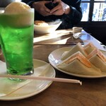 328901222 - クリームソーダと玉子サンド。奥で湯気を立てているのがカツカレー。