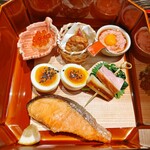 笛吹川温泉　坐忘 - 脂の乗った塩鮭と右上ネギトロが飯泥棒