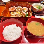 笛吹川温泉　坐忘 - 朝ご飯、一の膳は白米とナメコの味噌汁で
