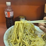 ラーメン二郎 - 麺は二郎の中では細め。