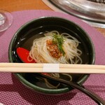 牛歩 - 冷麺さっぱりで美味しい。青紫蘇のタレが味変でさらに美味しい。