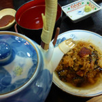 大和田 - お茶をかけているところ