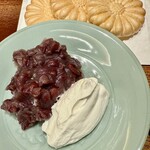 宝泉 JR新幹線京都駅店 - 三つの最中種に盛っても、まだ余るほどある。