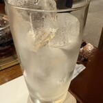 宝泉 - 氷がたくさん入ったコップに黒豆茶を注ぐ。美味い！