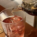 宝泉 - 熱い黒豆茶を、氷へと注ぐ。