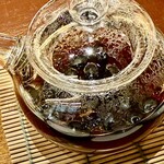 宝泉 JR新幹線京都駅店 - 熱々のお湯を入れて、しばらく蒸らして出来上がりを待つ。