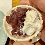 宝泉 JR新幹線京都駅店 - 最中種の上に、餡と生クリームをたっぷり載せた。